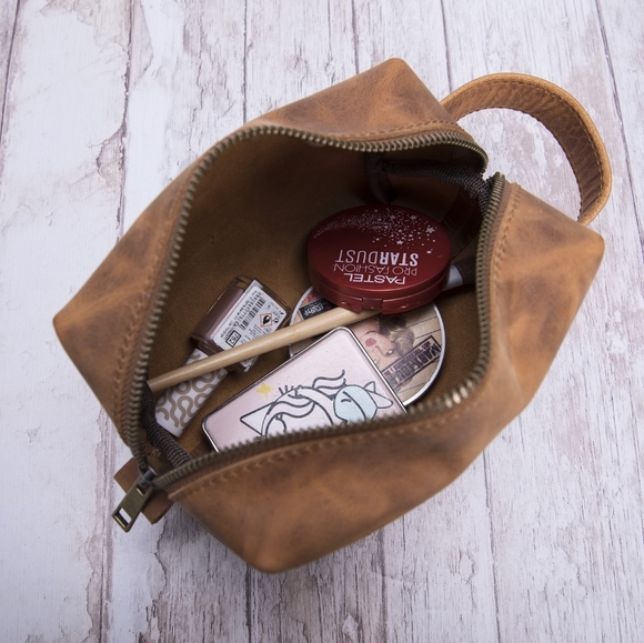 Med • Premium Leather Dopp Kit Makeup Bag Brown - Picture 2 of 8